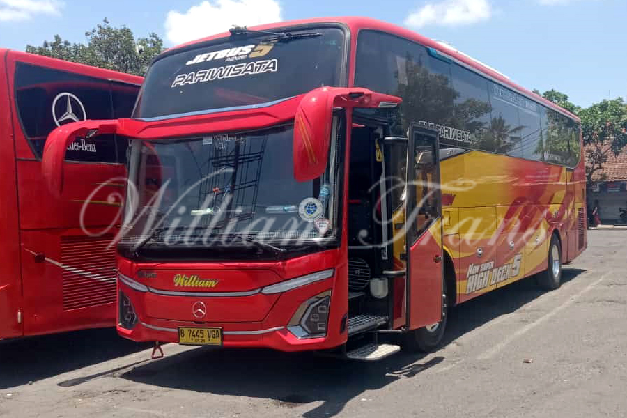 Big Bus Pariwisata Jakarta Menuju Bali