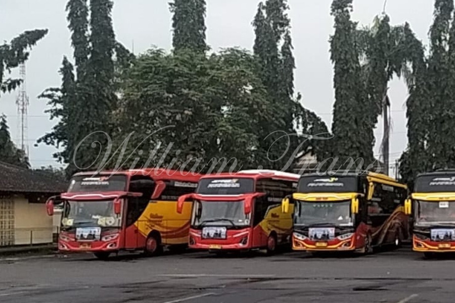Bus Pariwisata Kami Menuju Prambanan