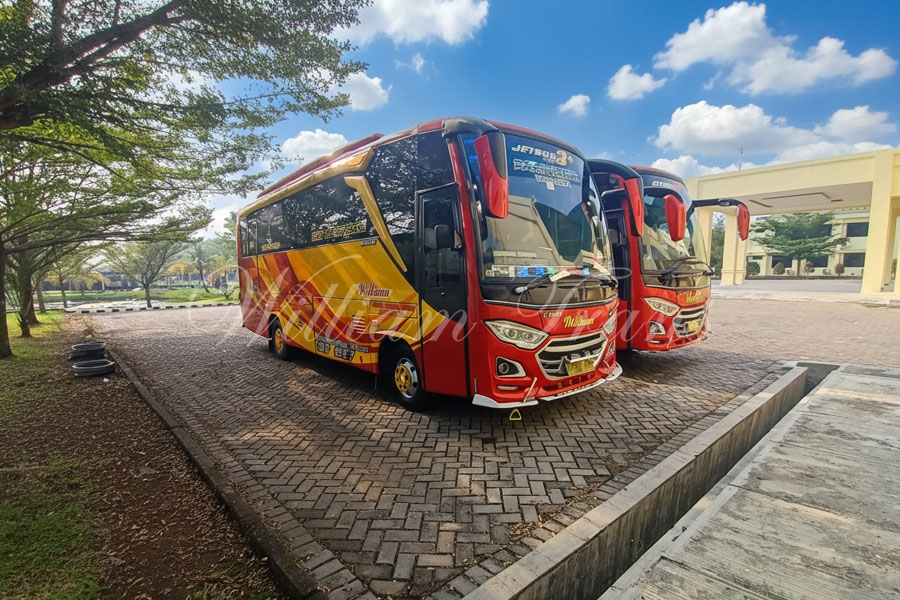 Wisata Budaya ke Cirebon Lebih Santai: Sewa 2 Unit Medium Bus Legrest William Trans